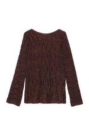 Brauner langärmeliger, offen gestrickter Pullover mit welligen vertikalen Mustern und rundem Halsausschnitt, flach auf weißem Hintergrund dargestellt.