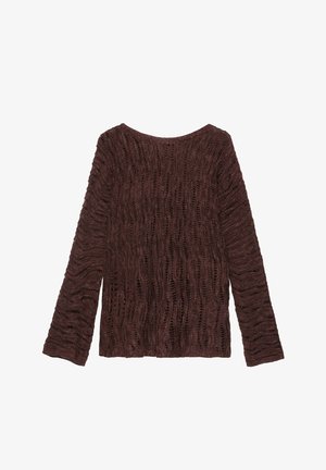 Brauner langärmeliger, offen gestrickter Pullover mit welligen vertikalen Mustern und rundem Halsausschnitt, flach auf weißem Hintergrund dargestellt.