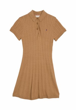 Robe courte marron en maille torsadée, manches courtes, col, trois boutons devant, et petit logo sur la poitrine.