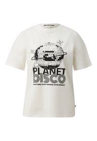 Witte katoenen T-shirt met korte mouwen, met een zwarte grafiek van een discobal en de tekst "PLANET DISCO" met daar omheen steraccenten.