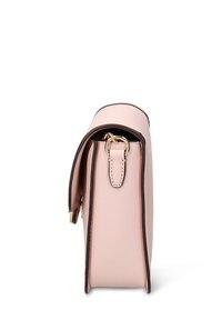 Borsa a mano in pelle rosa con un design strutturato, caratterizzata da parti metalliche dorate e un bordo scuro a contrasto. Texture liscia e profilo elegante.