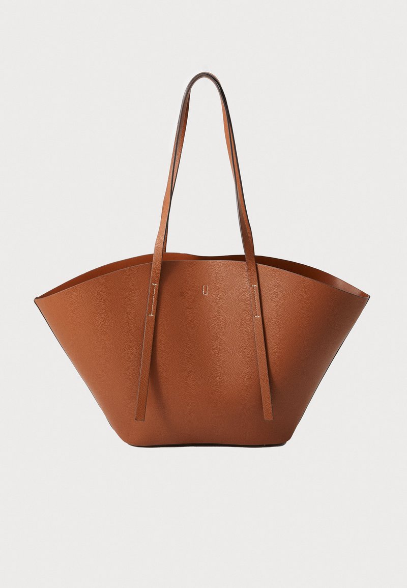 Saco tote de couro castanho com uma forma ampla e estruturada, alças finas e um acabamento texturizado. Possui um design minimalista sem hardware visível.