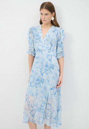 Robe florale bleu clair avec des manches courtes à volants, un décolleté en V profond et une longueur midi fluide ornée de motifs floraux délicats.