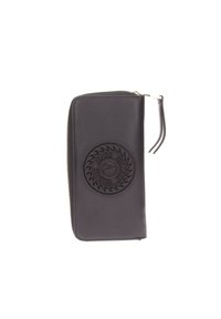Portafoglio in pelle nera con un emblema circolare testurizzato e scritte, chiusura con zip e un cinturino da polso. Superficie liscia e forma rettangolare.