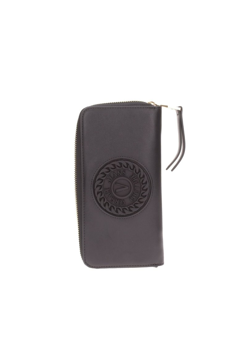 Portafoglio in pelle nera con un emblema circolare testurizzato e scritte, chiusura con zip e un cinturino da polso. Superficie liscia e forma rettangolare.