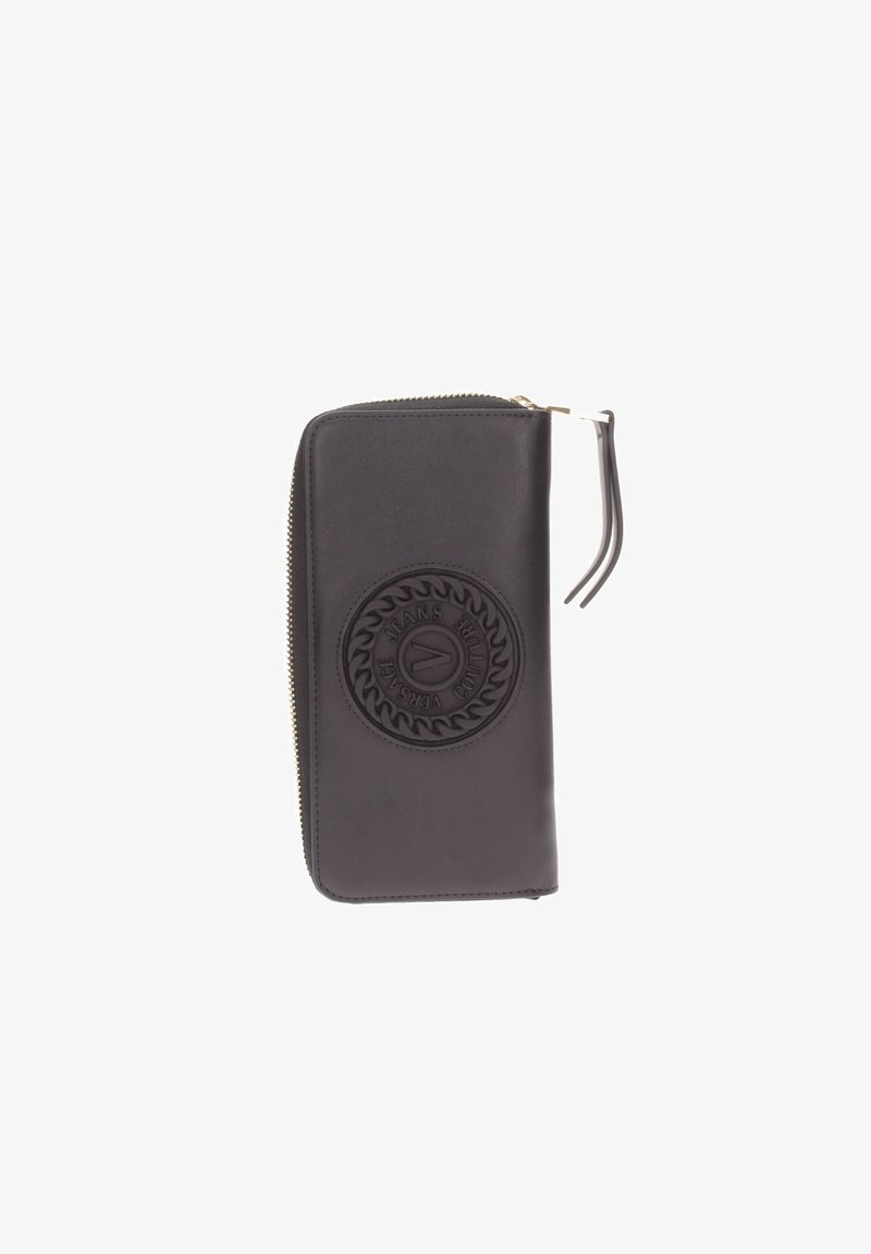 Portafoglio in pelle nera con un emblema circolare testurizzato e scritte, chiusura con zip e un cinturino da polso. Superficie liscia e forma rettangolare.
