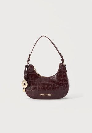 Sac à bandoulière marron foncé imitation croco avec fermeture éclair dorée, logo Valentino doré et un charm rond doré suspendu sur le côté.