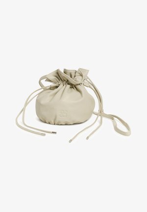 Kleine beige leren zak met trekkoord, dunne bandjes, gerimpelde bovenkant en subtiel geperst logo aan de voorkant.