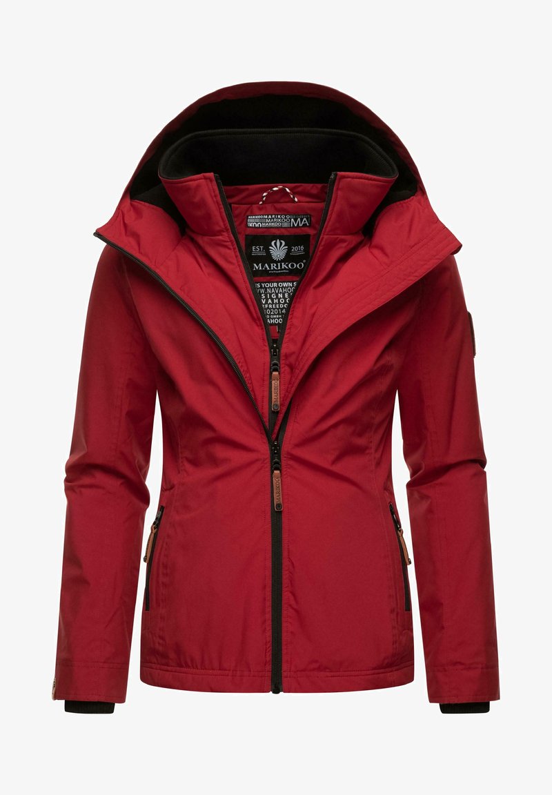 Raudona vandeniui atspari striukė su juodu vidiniu pamušalu, užtrauktuku priekyje ir reguliuojama gobtuvu. Yra šoninės kišenės ir prekės ženklo užtrauktuko akcentai.