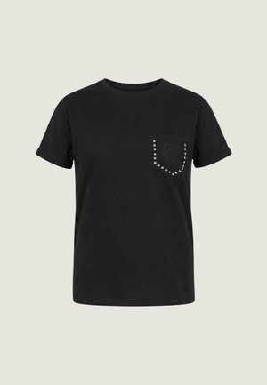 Czarna koszulka z krótkim rękawem, podwiniętymi mankietami oraz przednią kieszenią na piersi obramowaną metalicznymi ćwiekami i subtelnie wyszywanymi inicjałami.