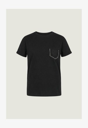 Czarna koszulka z krótkim rękawem, podwiniętymi mankietami oraz przednią kieszenią na piersi obramowaną metalicznymi ćwiekami i subtelnie wyszywanymi inicjałami.