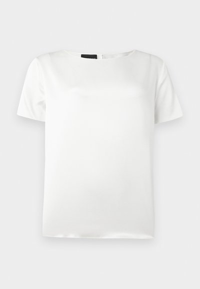 Blusa bianca a maniche corte con scollatura tonda e texture liscia simile alla seta. Dettaglio di chiusura posteriore con una leggera lucentezza.