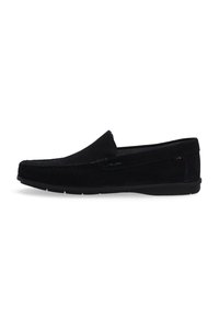 Sorte suede loafers med lav profil, rund tå og kontrasterende syninger. Slip-on design med struktureret krave og gummisål.