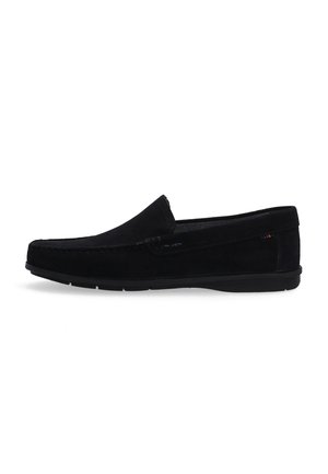 Schwarze Wildleder-Loafer mit niedrigem Profil, runder Spitze und kontrastierenden Nähten. Das Schlupfdesign verfügt über einen strukturierten Kragen und eine Gummisohle.