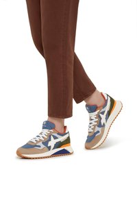 Sneakers sportivi in camoscio blu, beige e verde. Presentano dettagli bianchi, una suola testurizzata e un colletto imbottito per il comfort.