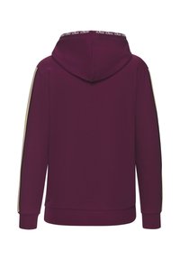 Bordeaux hoodie met een trekkoordcapuchon, voorzien van gouden accentstrepen langs de mouwen en een merknaam bij de hals. Zachte stof textuur.