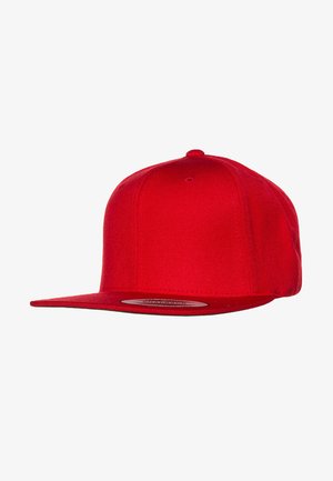 Casquette snapback rouge avec une visière plate. Fabriquée en tissu texturé, elle présente un bouton légèrement surélevé sur le dessus et une sangle réglable à l'arrière.