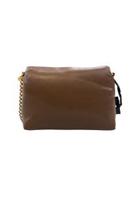 Borsa a mano in pelle marrone con una texture morbida e liscia, dotata di una tracolla in catena dorata e un accento nero sul lato.