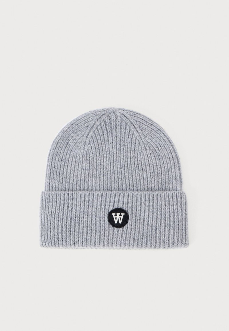 Bonnet en tricot gris avec une texture côtelée, un revers replié et un patch circulaire noir avec une lettre "W" blanche sur le devant.