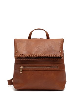 Sac à dos en cuir marron avec bordure tissée sur le rabat avant, poche zippée dorée et poignée supérieure sur fond blanc.