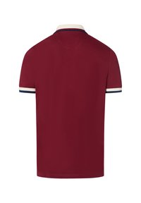 Bordowa koszulka polo z klasycznym kołnierzykiem, z granatowymi i białymi paskami na rękawach. Gładka tekstura i krótkie rękawy.