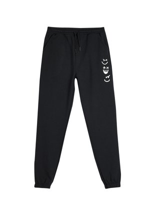 Pantalones de chándal negros, hechos de una tela suave, con cintura elástica y cordón, dos bolsillos laterales y acentos gráficos blancos en la pierna.