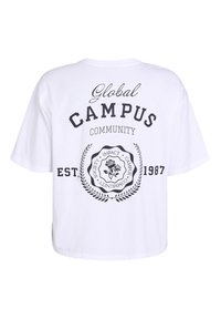 Biela bavlnená tričko s krátkymi rukávmi, na chrbte s veľkým čiernym potlačou. Text obsahuje "Globálna KOMUNITA CAMPUS" a kruhový emblém.