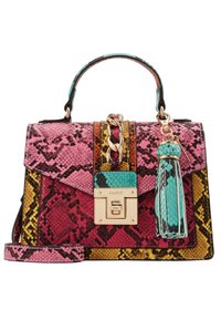 Petit sac à main avec un motif serpent multicolore en rose, rouge, jaune et turquoise, fermoir doré, accent chaîne et breloque pompon turquoise.