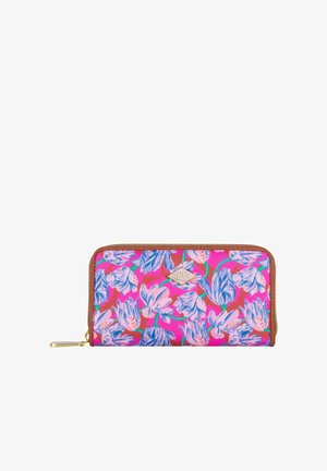 Billetera floral en un vibrante tono rosa, con patrones de flores en azul y blanco. Tela duradera con un zipper marrón y una etiqueta de logo dorada.