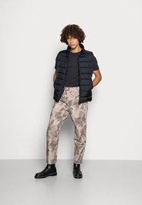 Carhartt WIP FLINT PANT - Calças - camo tide thyme stone washed