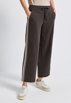 Gray sweatpants with a relaxed fit, featuring side pockets and two vertical stripes in light beige. Adjusted with a drawstring waist.