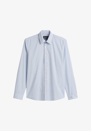 Camicia azzurra chiara a maniche lunghe in cotone, con righe verticali bianche, chiusura frontale con bottoni e collo a punta. Design classico con taglio dritto.