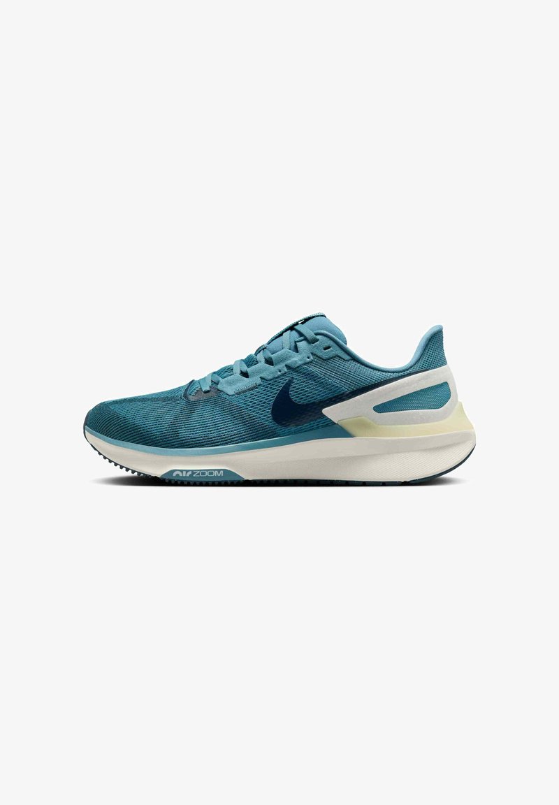 Chaussure de course en mesh teal au design élégant, avec un logo Nike bleu foncé, une semelle rembourrée et un talon texturé pour un meilleur maintien.