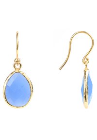 Aranyszínű karika fülbevalók, teardrop formájú, világoskék, fazettált drágakővel, amely textúrázott foglalatban van elhelyezve.
