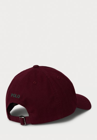 Mørkeblå baseballcaps laget av bomull, med sydd øyehull, en buet skjerm og "POLO" brodert i grønt på bakstroppen.
