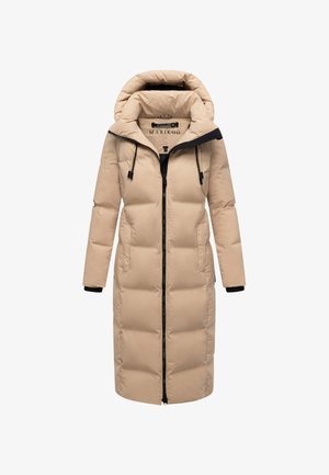 Abrigo acolchado beige con un diseño largo y recto, gran capucha, cierre delantero de cremallera y detalles en negro en la capucha y los puños.