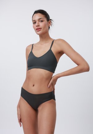 Set tamno sive rebraste bralette i odgovarajućih bikinija s tankim trakama i glatkom teksturom. Dizajn sadrži v-dekolte i srednje visok fit.