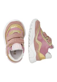 Sneakers rosa e oro con mesh e suede. Presentano due cinturini in Velcro, dettagli testurizzati e una suola in gomma bianca.