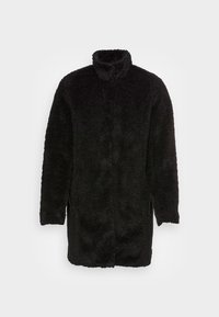 Schwarzer Kunstpelzmantel mit hohem Kragen, langen Ärmeln und seitlichen Schlitzen. Weiches, strukturiertes Material mit lockerem, verlängertem Design.