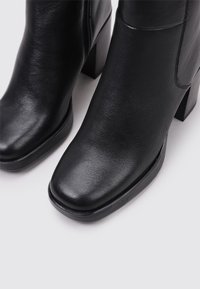 Sandra Fontán Botines de tacón - black