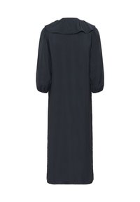 Melna brīvā piegriezuma kleita ar plašu apkakli un pūkainām piedurknēm. Audumam ir gluda tekstūra un taisna silueta apakšmalā.