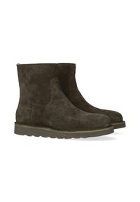 Botas de tobillo de ante gris oscuro con puntera redondeada, paneles laterales elásticos y una suela de goma texturizada. Diseño limpio con acentos mínimos.