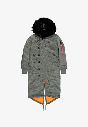 Jachetă parka verde măsliniu cu glugă din blană sintetică, închidere cu nasturi, două buzunare frontale, manșete cu țesătură elastică și căptușeală portocalie. Include detalii cu patch pe brațe.