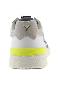 Vista trasera de una zapatilla que presenta gamuza gris y material de malla blanca, con un acento amarillo en la suela y una entresuela blanca texturizada.