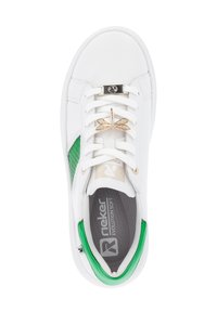 Baskets blanches avec des accents verts et un design texturé. Comprend un détail de libellule décoratif sur les lacets et une semelle intérieure grise rembourrée.