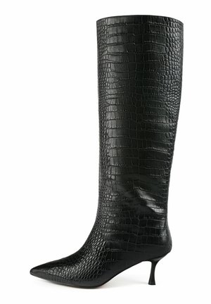Bottes en cuir noir, arrivant au genou, avec une texture crocodile, un bout pointu et un talon fin. Fini lisse avec un design élégant et ajusté.