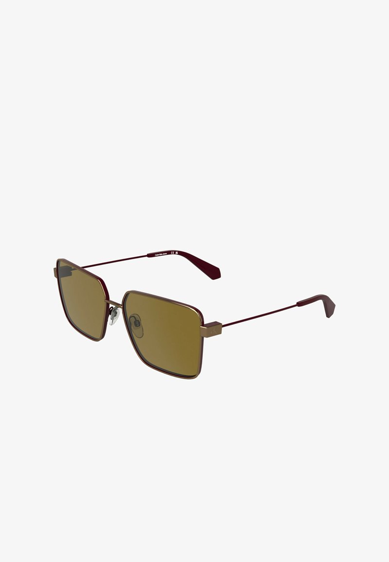 Lunettes de soleil carrées avec montures métalliques bordeaux, verres teintés marron, et accents dorés aux charnières. Branches fines avec embouts en plastique.