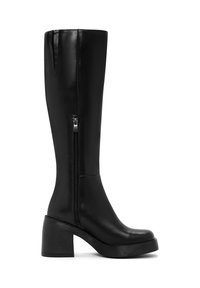 Bottes noires montantes en matériau synthétique lisse, dotées d'une fermeture éclair sur le côté, d'un talon épais et d'une silhouette élégante et ajustée.