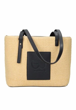 Bolso rectangular tejido en beige con asas de cuero negro y una placa negra con un logo en relieve en el frente.
