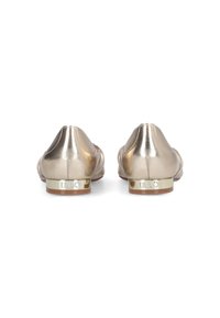 Ballerine oro metallizzato con un design elegante, punta arrotondata e tacco basso, caratterizzate da un accento dorato sul retro. Texture liscia e stile minimalista.